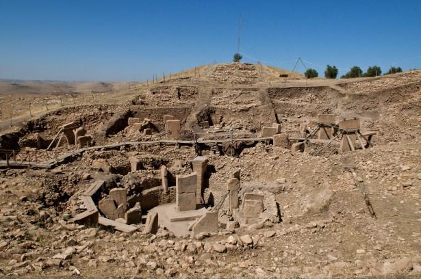 <p>Göbeklitepe İngiltere'de bulunan Stonehenge'den 7000, Mısır piramitlerinden ise 7500 yıl daha eski. Ayrıca yerleşik hayata geçişi temsil eden kültür bitkisi buğdayın atasına da Göbeklitepe eteklerinde rastlanmıştır. İnşa edildikten 1000 yıl sonra üstleri insanlar tarafından kapatılarak gömülen bu tapınaklar yeniden gün ışığına çıkıyor.</p>
