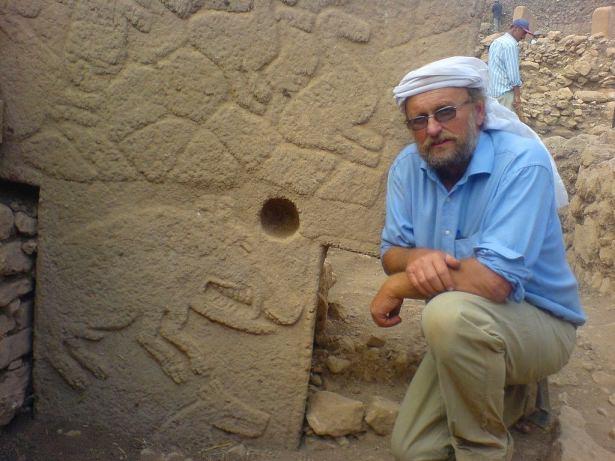 <p>"Göbeklitepe'deki kazılarda elde ettiğimiz bulgularla, dünyanın bilinen en eski tapınma merkezlerinden birinin bu bölgede olduğunu ortaya çıkarmıştık. Ancak, son kazı çalışmalarıyla tapınma merkezinin dünyanın en büyük tapınma merkezi olduğunu tespit ettik. Yaptığımız araştırmalarda, Cilalı Taş Devrinde yaşamış insanların, yabani sığır, akrep, tilki, yılan, aslan, yaban eşeği, yaban ördeği ve yabani bitki kabartmalarını incelediğimizde hayvanlarını evcilleştiremedikleri sonucuna ulaştık. Ayrıca, dikili taşların (Stel) üzerindeki resimler ve kabartmalar o dönemde yaşamış olan insanların sanatları hakkında bizlere fikir veriyor. Buradaki tapınak, dünyanın bilinen en büyük tapınağı olma özelliğini taşıyor"<br />
<em><strong> Prof. Dr. Klaus Schmidt</strong></em></p>
