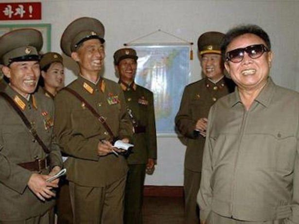 <p><strong>Kim Jong Il'in yıllık konyak maliyeti gelirin 800 katı!</strong></p>

<p>Kim Jong Un'un babası Kim Jong Il'in konyak maaliyeti 1.2 milyon dolar. Kişi başı düşen milli gelir düşünüldüğünde bu oran Kuzey Kore'nin yıllık gelirinin ortalama 800 katına denk geliyor. </p>
