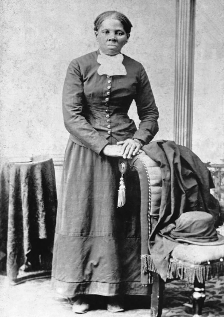 <p><strong>3. Harriet Tubman Amerikan İç Savaş sırasında Birlik Ordusu için Amerikan kölelerinden ve silahlı casusundan.</strong><br />
<br />
 Tubman, kendisi kaçan bir köle olarak, yüzlerce kölenin Yeraltı Demiryolları vasıtasıyla Güney'den kaçmasına yardım etti. <br />
<br />
İç Savaş sırasnda Birlik askerlerini emzirdi ve casusluk görevlerini büyük kişisel riske attı. Onun eylemleri ona "Halkının Musa'ları" lakabını kazandırdı.</p>
