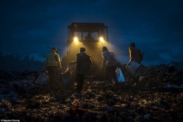 <p>Nguyen Duong'ın moloz yığınları arasında çektiği işçilerin fotoğrafları</p>

<p> </p>
