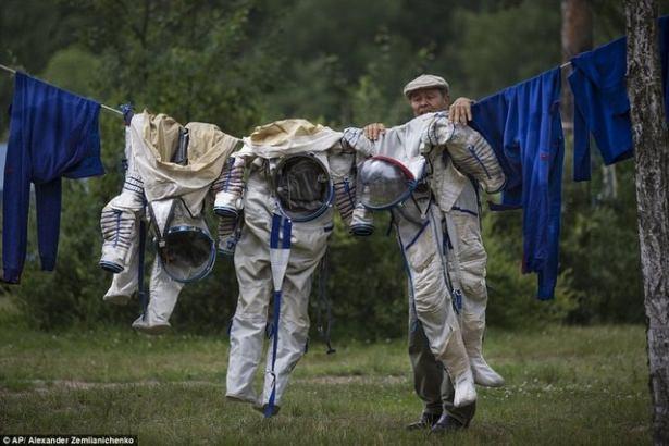 <p>Uzay simülasyon merkezinde çalışan bir çalışanın çamaşırlarını dışarı asmasını görüntüleyen bir fotoğraf</p>

<p> </p>
