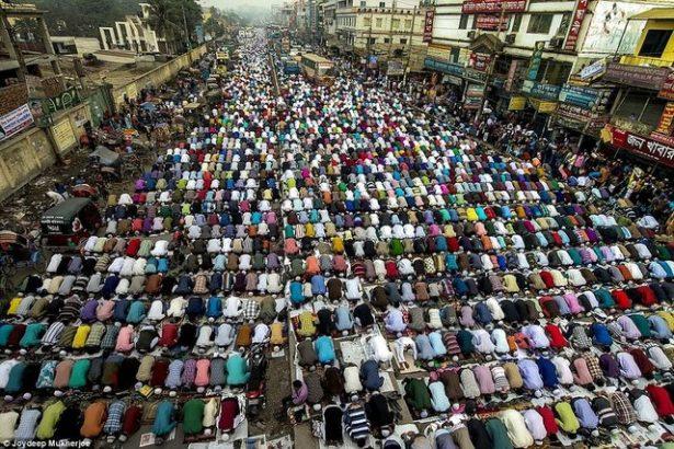 <p>Joydeep Mukerjee'nin binlerce insanı sokakta namaz kılarken çektiği fotoğraf "Namaz ve Şehir"</p>

<p> </p>
