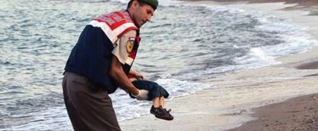 <p>Kıyıya vuran cansız bedeniyle dünyayı derinden sarsan Aylan bebeğin ölümünün ardından bir yıl geçti. Sabah saatlerinde Kurdi'nin ölü bulunduğu sahilde yürüyüş yapan bazı vatandaşlar, minik Aylan'a Allah'tan rahmet diledi..</p>
