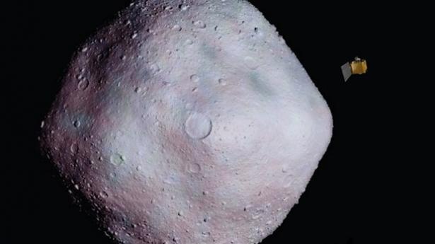 <p>Astronomları asıl endişelendiren ise Ay'dan çok Dünya'ya yakından geçen gök cisimleri. Bailey, “Her 100 bin yılda bir, bir kilometreden daha büyük bir asteroid gezegenimizle çarpışıyor” açıklamasını yaptı.</p>
