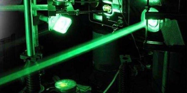 <p>‘Yüksek Güçlü Lazer Silah Sistemi’ prototipi, izlediği hedefe odaklanıp yok ediyor.</p>
<p> </p>
