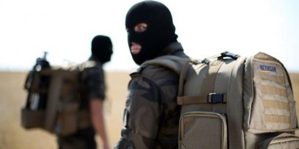 <p>Radarın 2 kişi tarafından rahatlıkla taşınabildiğine dikkati çeken Alparslan, şöyle devam etti: "Çok rahat kullanılan bir arayüzü var. Dizüstü bilgisayarla kontrol ediliyor. Uzman bir operatör olmanıza gerek yok. Tabletten, akıllı telefondan da kullanılabiliyor. Bunların dışında, en önemli fark yarattığımız yerlerden birisi, insan ve hayvanları ayırt edecek algoritmalar içeriyor. Ürün tamamen milli olarak geliştirildi. Özgün bir yapısı var. Bu sayede değişik kullanım ihtiyaçlarına göre uyarlanabilir. Bunun ötesinde üretiminde dışa bağımlılık sıfır." </p>
<p> </p>