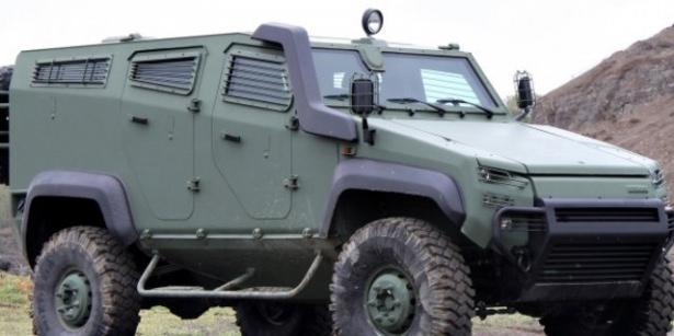 <p><strong>URAL</strong></p>
<p>Otokar firmasının ürettiği bir diğer zırhlı personel taşıyıcı ise Otokal Ural. Tamamı zırh sacından üretilmiş personel kabini ile farklı tehditlere karşı sağladığı üst seviye personel korumasına ilave olarak; geniş iç hacmi ve koltuk ara mesafeleri, ergonomik tam boy koltukları, süspansiyonu ve sınıfındaki en büyük lastik ebadı sayesinde personel konforunu da en üst seviyede tutuyor.</p>