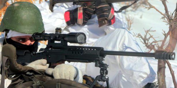 <p><strong>JNG-90</strong></p>

<p>JNG-90, MKE'nin Kırıkkale tesislerinde tasarımı ve üretimi gerçekleşen,  7,62 mm çapında 1200 metre etki mesafesine sahip bir keskin nişancı tüfeği. Dipçik boy mesafe ayarı, kaynak (elmacık kemiği - tüfek temas noktası) bölgesi yükseklik ayarı, tetik ve kabza arası mesafe ayarı özelliklerine sahip.</p>

<p> </p>
