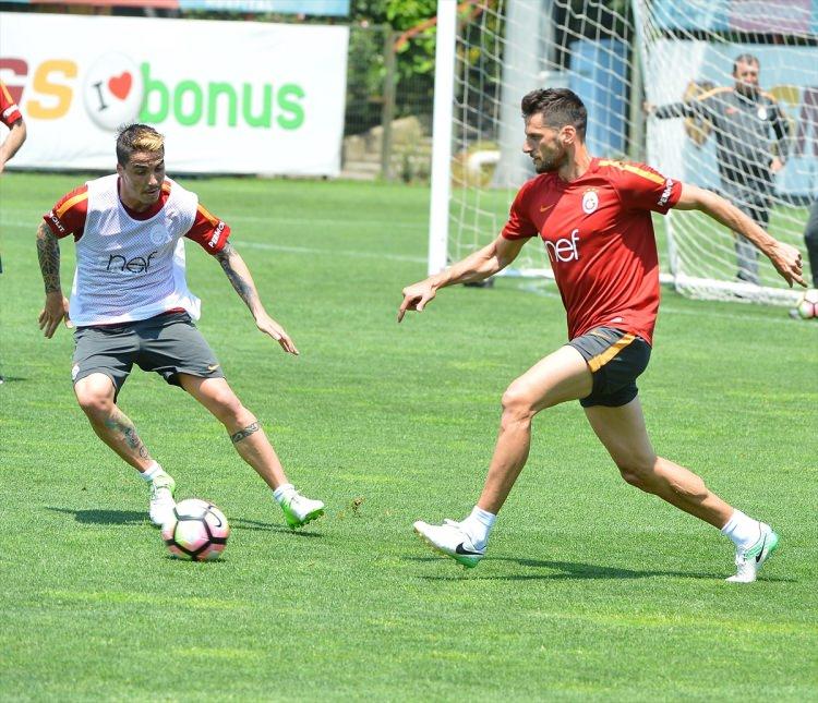 <p><strong>DURUMU NET DEĞİL</strong></p>
<p>Galatasaray ile sözleşmesi devam eden Hakan Balta'nın geleceği kalan haftalara ve transfer planına bağlı. Uzun yıllardır her forma şansı bulduğunda en iyisini vermeyen çalışan Hakan Balta'nın kalma ihtimali daha yüksek görünüyor. Hakan Balta ile Osmanlıspor da ilgileniyor.</p>