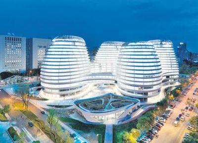 <p><strong>Çinli mimarlar ayağa kalktı</strong></p>

<p>Çin'in Pekin kentindeki Galaxy Soho geçen yıl ölen çılgın mimar Zaha Hadid'in en uzaysal tasarımı. Ofisler, çalışma alanlar, eğlence merkezleri bulunan bu bina 2012'de tamamlandı ve Çinli mimarlar tarafından geleneksel mimariye zarar verdiği gerekçesiyle protesto edildi</p>
