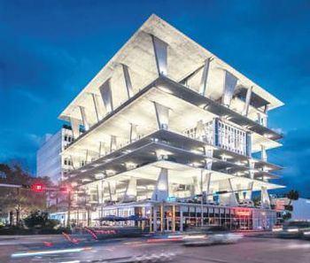 <p><strong>Garajda Michelin yıldızlı yemek</strong></p>

<p>İsviçreli mimarlar Jacques Herzog ve Pierre de Meuron Miami Beach'te bir otopark tasarladı. 65 milyon dolara mal 1111 Lincoln Road adlı otoparkın alt katında mağazalar, en üst katında şehri dört bir açıdan gören Michelin yıldızlı bir lokanta bulunuyor. Mimarlar yapının bir otoparkın nasıl olması gerektiğine dair çıtayı çok yukarılara çektiği görüşünde.</p>
