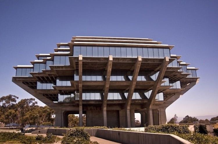 <p><strong>Geisel Kütüphanesi (San Diego, ABD)</strong></p>

<p> </p>

<p>Kalifornia Üniversitesi’nin içinde yer alan bu mimari yapıt 1 Aralık 1970 yılında Robert A. Throburn tarafından tasarlandı. 4 katlı, ilginç bir tasarım olan bu binanın dış cephesi sırf camdan oluşmakta.</p>

<p> </p>

<p>Kütüphane hemen her alanda çok geniş bir kitap çeşitliliğine sahip. Kalifornia Üniversitesi’nde öğrenim gören öğrencilerin böyle sıra dışı bir mimari yapıtın içinde kitaplarla baş başa kalması büyük bir şans…</p>
