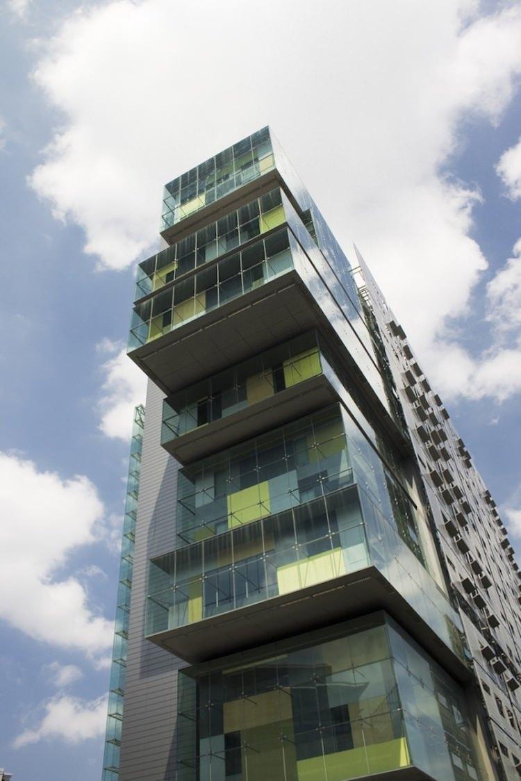 <p><strong>Manchester Adalet Mahkemesi Merkez Binası (Manchester, İngiltere)</strong></p>

<p>En ilginç mimari yapılar arasında yer alan bir diğer bina da İngiltere’de bulunan Manchester Adalet Mahkemesi Merkez Binası.</p>

<p>Bu mimari eser Mart 2008’de hizmete açıldı. Dış görünüşüyle ve mimari yapısı ile ilgili bilgi vermek gerekirse Manchester Adalet Mahkemesi Merkez Binası 15 katlı olup 34.000 metrekarelik konaklama kapasitesine sahip. İçerisinde 47 mahkeme salonu ve 75 adet danışmanlık ofisini barındırmakta.</p>

<p>Özgün estetiği ile şehir sakinlerini büyüleyen bu yapı, en prestijli bina olarak tarihte hak ettiği yeri aldı.</p>
