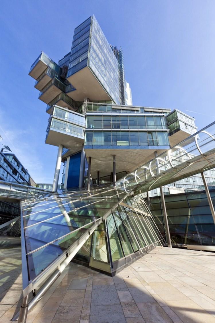 <p><strong>Nord LB Binası (Hannover, Almanya)</strong></p>

<p>Almanya’nın en büyük ticari bankalarından bir tanesi olan Nord LB Binasının, cephesi tamamen camdan imal edildi. Yaklaşık 40.000 metre kare kullanım alanı olan ticari banka bir mimari harikası. Nord LB binası ticari bankanın yanı sıra kafeleri, restoranları, barlarıyla modern ve ilginç tasarım örnekleri sunmakta.</p>
