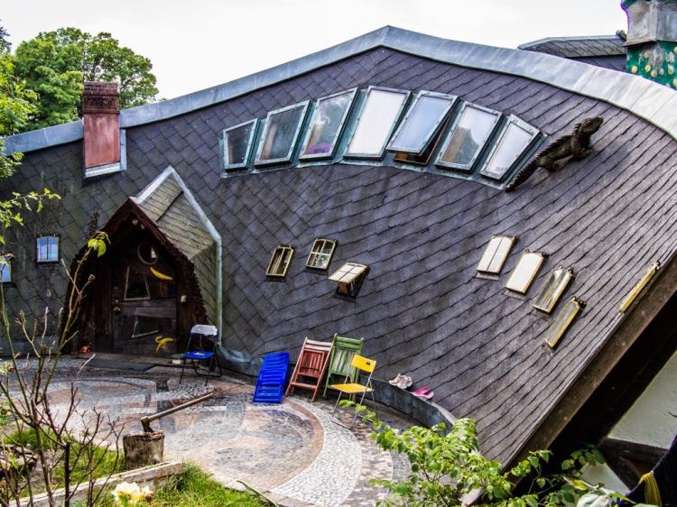 <p>Evi belli bir şekle benzetemesem de son derece güzel bir tasarıma sahip. Yaşanılası.</p>
