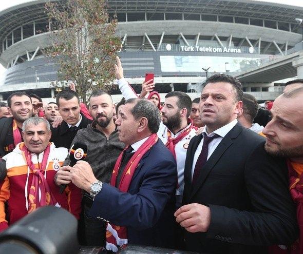 <p>Galatasaray Kulübü Başkanı Dursun Özbek Fenerbahçe derbisi öncesi sarı kırmızılı taraftarlarla buluştu. Üçlü çektiren Özbek taraftarlarla birlikte sucuk ekmek yedi.</p>