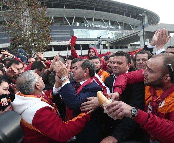 <p>Spor Toto Süper Lig'in 11.haftasında Galatasaray deplasmanda Fenerbahçe ile karşı karşıya gelecek. Dev mücadele öncesi Galatasaray Kulübü Başkanı Dursun Özbek TT Arena Stadı önünde toplanan taraftarlarla bir araya geldi.</p>