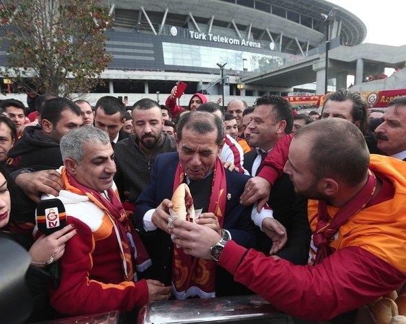 <p>Yoğun ilgiyle karşılaşan Özbek, "Kadıköy'e inanarak gidiyoruz. İnancı olmayan otobüslere binmesin. Galibiyetle döneceğiz. Hep beraber tarihe geçeceğiz" açıklamasını yaptı.</p>