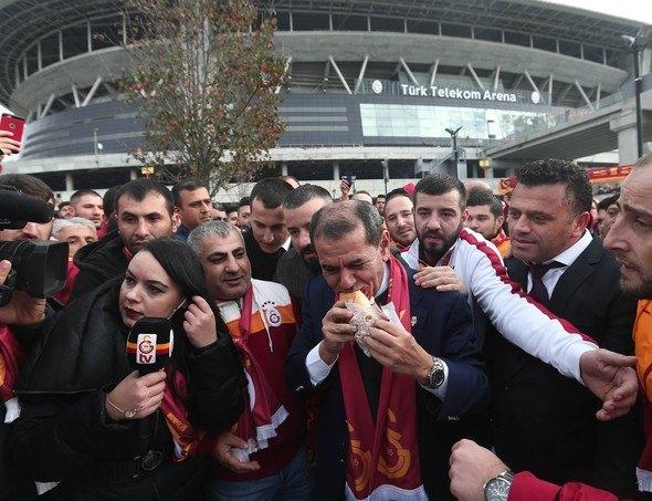 <p>Sarı kırmızılı taraftarlarla uzun süre tezahüratlarda bulunan ve üçlü çektiren Dursun Özbek, stadın önünde taraftarlara dağıtılan sucuk ekmekten ikram edilince geri çevirmedi.</p>