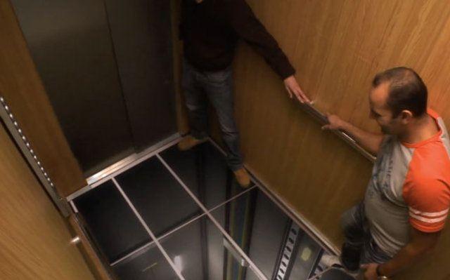 <p>Peki düşen asansörde zemine çakılmadan önce sağ kurtulmak için ne yapmak gerekiyor? İşte cevabı!</p>

<p> </p>
