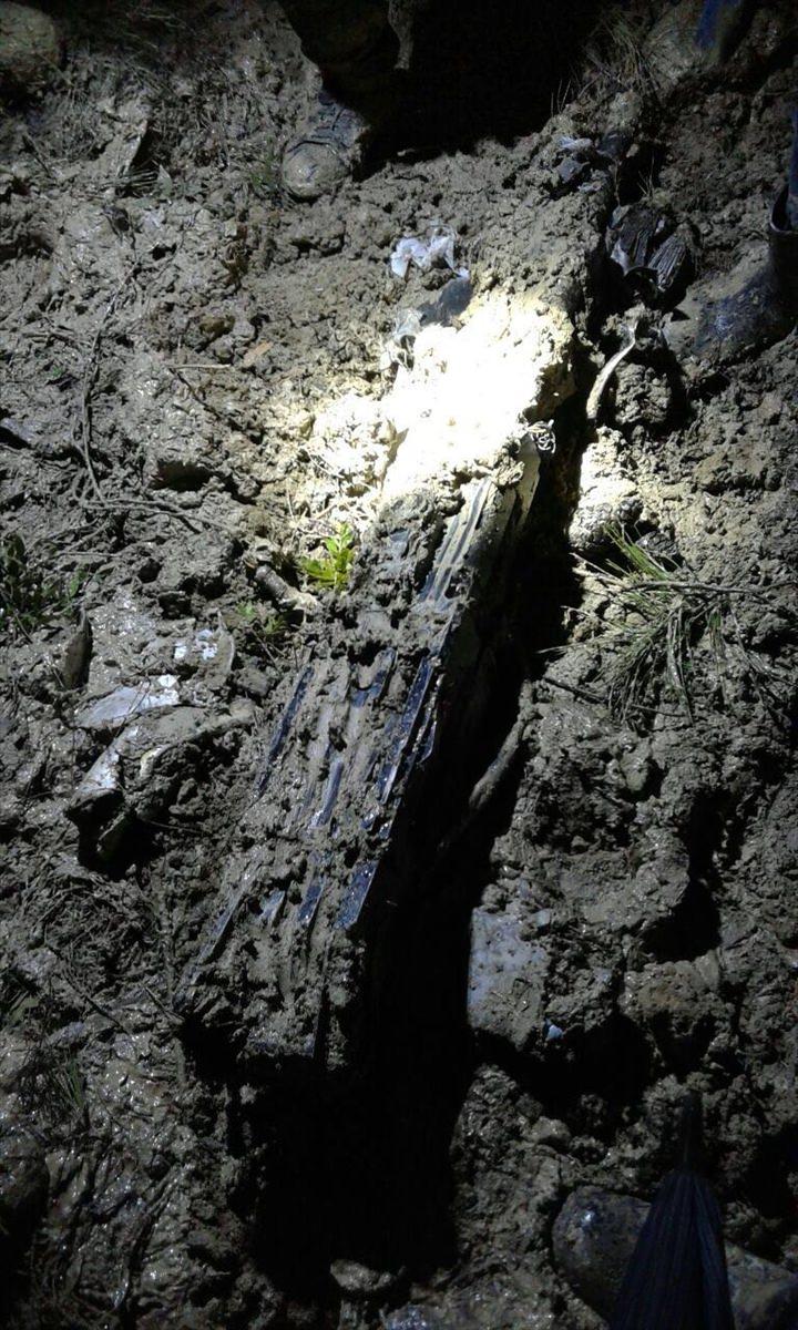 <p><strong>9 SAATLİK ÇALIŞMANIN ARDINDAN BULUNDU</strong></p>

<p>Polis ve jandarma özel harekat timlerinin yanı sıra arama kurtarma köpeklerinin de katıldığı çalışmada, Fatikli Mahallesi'ndeki Ayvaderesi mevkisinde pilotun paraşütünün bulunması üzerine, çalışmalar bu alanda yoğunlaştırıldı.</p>
