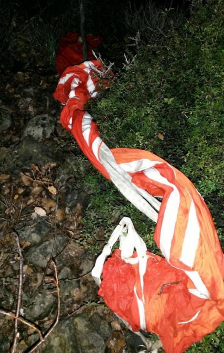 <p>Pilotun yüksek yerlere çıkarak, telsiz bağlantısı kurabileceğini değerlendiren ekipler, Ayvaderesi mevkisinin tepelik alanlarında aramalara ağırlık verdi.</p>