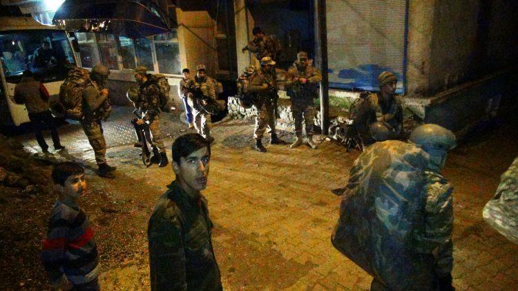 <p>Ekipler, uçağın pilotunu 9 saatlik çalışmanın ardından, paraşütün bulunduğu yerden yaklaşık 500 metre uzakta bitkin halde buldu.</p>
