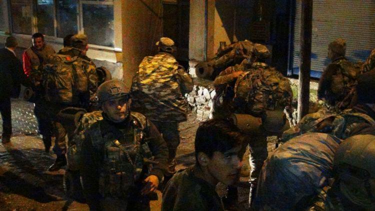 <p><strong>HATAY DEVLET HASTANESİNDE TEDAVİ ALTINA ALINDI</strong></p>
<p>Suriye uyruklu olduğu öğrenilen ve ismi henüz belirtilmeyen pilot, ekiplerce Altınözü İlçe Jandarma Komutanlığına götürüldü.</p>