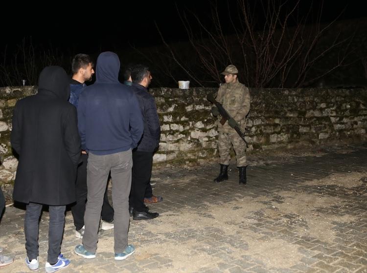 <p><strong>"DÜŞME NEDENİ HENÜZ BİLİNMİYOR"</strong></p>
<p>Düşen uçakla ilgili açıklama yapan Başbakan Binali Yıldırım, Suriye Hava Kuvvetleri'ne ait savaş uçağının Hatay'a düştüğünü, uçağın düşme nedeninin henüz bilinmediğini belirtti.</p>