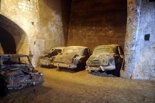 <p>Buraya Galleria Borbonica adı verildi. 1853'te yapıldığı anlaşılan çok katlı Bourbon Tünel Ağı 1022 metre karelik bir alanı kapsıyor. Tünelin inşasını II. Ferdinand yaptırmıştı.</p>