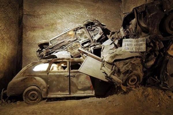 <p>Daha İtalya'da henüz birliğin sağlanmadığı, devrim rüzgarlarının estiği günlerde askerlerin ve atların askeri birliklerinden Kraliyet Sarayı'na gizlice gitmesini sağlamak için yapıldığı anlaşılan tüneller gizli bir tarihi de saklıyor.</p>