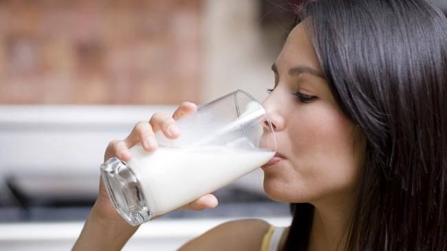 <p>Ayrıca hipertansiyonu kontrol altına tutumak için<strong> günde iki bardak süt içilmesi </strong>gerektiğini vurguluyor. </p>
