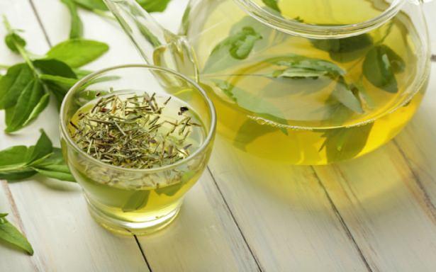 <p>En bilinenle başlayalım: Yeşil çay</p>

<p>Yeşil çayın içerdiği katesin adı verilen maddenin metabolizmayı hızlandırdığı ve karaciğerin yaktığı yağ oranını artırdığı biliniyor. Bunun etkisinden yararlanmak için gün içerisinde düzenli olarak yeşil çay içebilirsiniz.</p>
