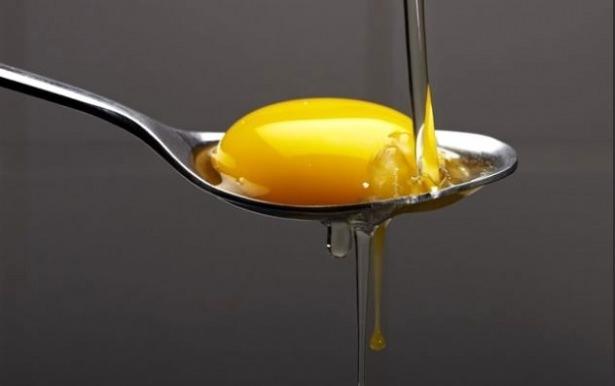 <p>Sarısı kadar beyazı da yararlı: Yumurta</p>

<p>Protein içeriği sayesinde yumurta, kilo vermenize yardımcı olan önemli bir yiyecektir. Bilindiği üzere vücut proteini parçalamak için daha çok enerji yakmakta. Bu da ister istemez kilo vermenize yardımcı oluyor.</p>
