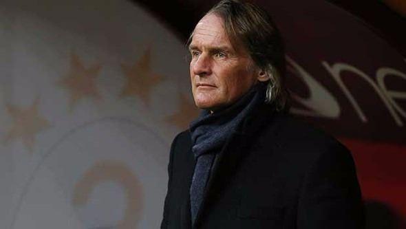 <p>"Riekerink geldiğinde de söyledim. Bekleyelim görelim yani belki bir cevher var. Riekerink'e bir paket olarak bakılıyor. Sneijder - Riekerink 6.4 milyon Euro veriyorum diye bakıyorlar. Hamzaoğlu dönemi şampiyon oldular. Hocadan mı oldu kendi kendilerine oldular diye bakılıyor."</p>
