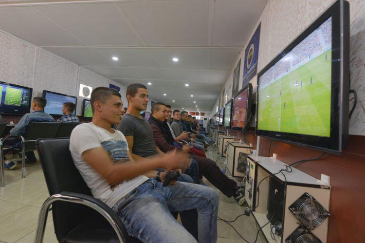 <p>Aynı anda 2 bin askerin kalabildiği, 3'ü prefabrik (2 koğuş, 1 yemekhane), 2'si betonarme olmak üzere toplam 5 binadan oluşan KTM'de, pastane, kantin, internet, televizyon ve oyun salonları, hediyelik eşya mağazası, giyim reyonu, lokanta, telefon hizmetleri, PTT ve ATM'ler bulunuyor. </p>
