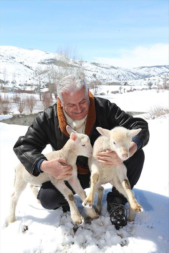 <p>Başbakan Binali Yıldırım, doğup büyüdüğü Erzincan'ın Refahiye ilçesine bağlı Kayı köyünü ziyaret etti.</p>
