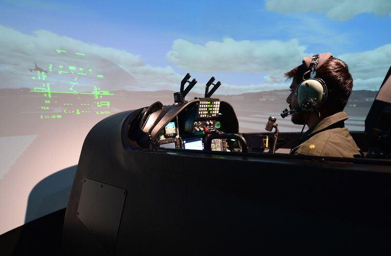 <p>Merkezdeki Simülatör Filo Komutanlığı'nda Havelsan tarafından geliştiren son teknoloji uçuş simülatörlerinde eğitimlerine başlayan pilot adayları, teorik bilgilerini ise Bilgisayar Tabanlı Eğitim Sistemi'yle tamamlıyor. </p>
<p> </p>