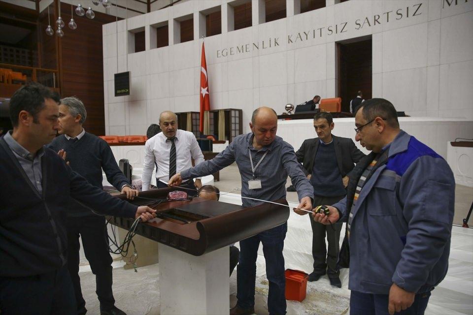 <p>Hasar gören kürsü, tamir edilerek kullanılabilir hale getirildi. Kürsüye bir önceki mikrofon sistemi takıldı.</p>
<p> </p>