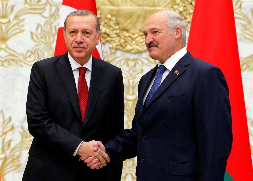 <p>Belarus'a resmi ziyarette bulunan Cumhurbaşkanı Recep Tayyip Erdoğan, Belarus Cumhurbaşkanı Aleksandr Lukaşenko tarafından Bağımsızlık Sarayı'nda resmi törenle karşılandı.</p>

<p> </p>
