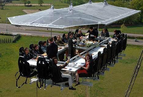 <p>Gökyüzüne kaldırılan masada her seferinde 22 kişi yemek yiyebiliyor. Konuklar manzarayı seyrederken, masanın orta kısmındaki bölümde şef aşçı, garson ve şovmenden oluşan bir ekip yer alıyor.</p>

<p> </p>
