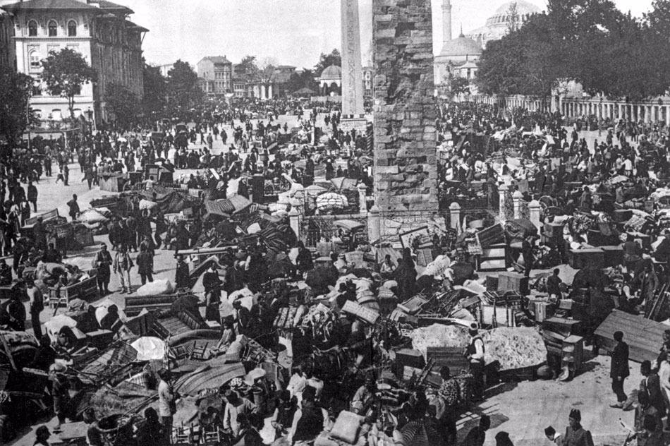 <p>İshakpaşa Yangını sonrası Sultanahmet At Meydanı. / 1912</p>