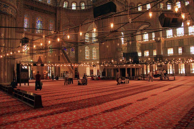 <p>Efsane bir tarafa, ihtişamıyla herkesi büyüleyen cami, hayranlık kadar tepki de toplamıştır.</p>