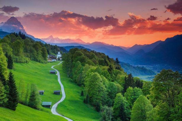 <p><strong>Garmisch-Partenkirchen, Almanya</strong><br />
Terk edilmiş gibi duran ama içinde yaşayan az sayıda insanın  muheteşem manzaralara uyandığı küçük kasabalar, dünyanın bir çok noktasında gezginlerin tercihi konumunda.</p>
