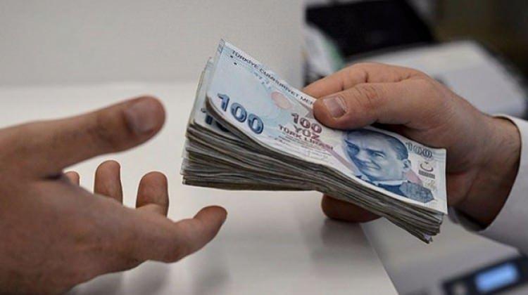 <p><strong>8- İşinden ayrılan bir kişinin sözleşmesi ne olacak?</strong></p>

<p>Çalıştığı işyerinde otomatik katılımlı bireysel emeklilik sözleşmesi bulunan bir çalışan işyerinden ayrılır ve işsiz kalırsa, sözleşmeye katkı payı ödemeye devam edebilecek. Çalışanın yeni girdiği işyeri kapsamda değilse ve bu işyerinde yeni sözleşme açılmayacaksa bu durumda da çalışan arzu ederse eski sözleşmeye katkı payı ödemeye devam edebilir. </p>
