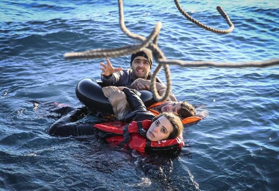 <p>Sahil Güvenlik Komutanlığı personeli, Aydın'ın Didim ilçesi açıklarında balıkçı teknesinin batması sonucu denize düşen sığınmacı grubuna müdahale ederek 43 kişiyi kurtardı. </p>