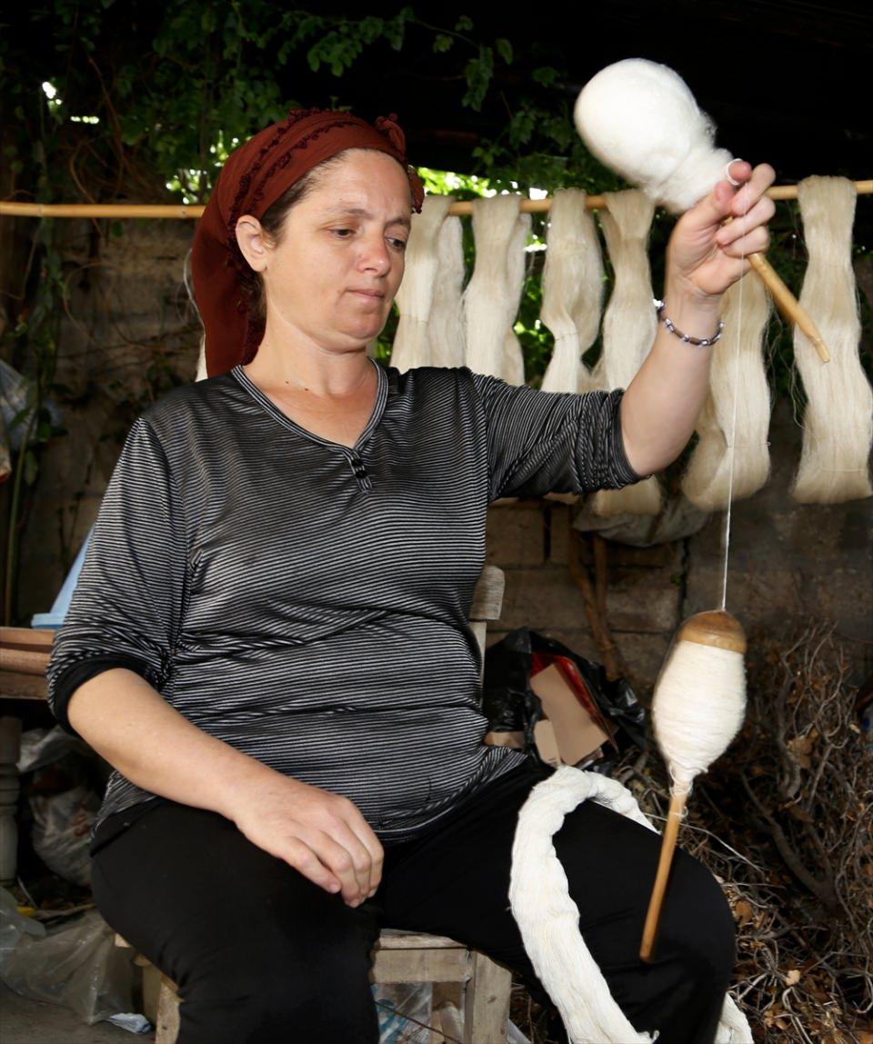 <p>Bu çocuklar her biri birbirinden başarılı bir şekilde bu işi öğrendi ve atalarımızın mirası olan ipekçiliği yaşatacaklar. Şu anda İstanbul'da iki memlekette de 3 dükkanımız var."</p>
