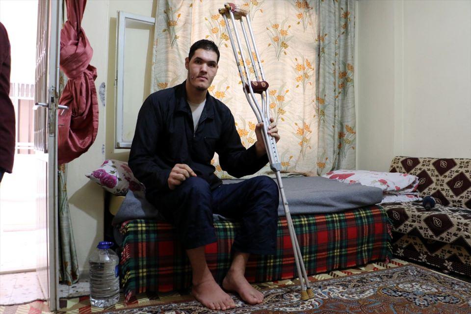<p>Hormonal bozukluk nedeniyle 12 yaşından sonra boyu her geçen gün biraz daha uzayarak 2 metre 32 santimetre olan 23 yaşındaki Suriyeli Cuma Türkmen, ayaklarındaki güç kaybı nedeniyle yürüyemez hale geldi.</p>