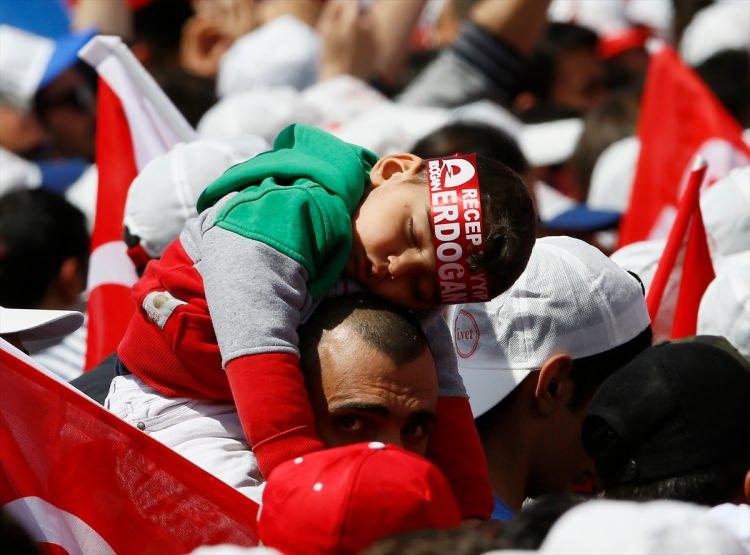 <p>Gündoğdu Meydanı'nda düzenlenen "İzmir Buluşması"na vatandaşlar ilgi gösterdi.</p>